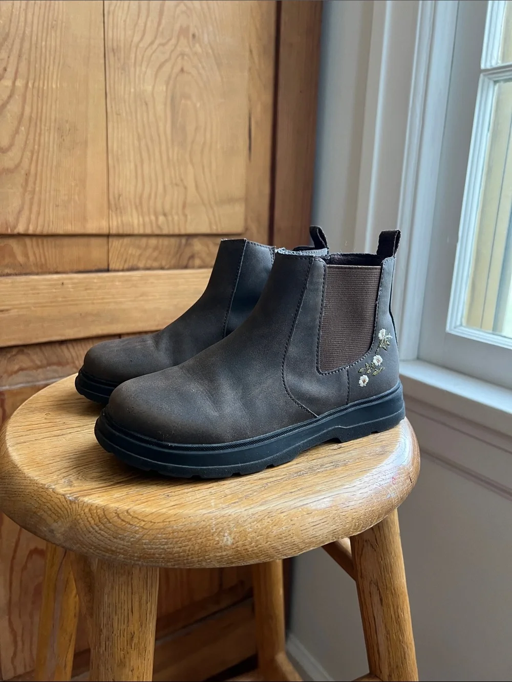 Zara | Kids Chelsea Boots in Dark Brown with Embroidered Floral Accent